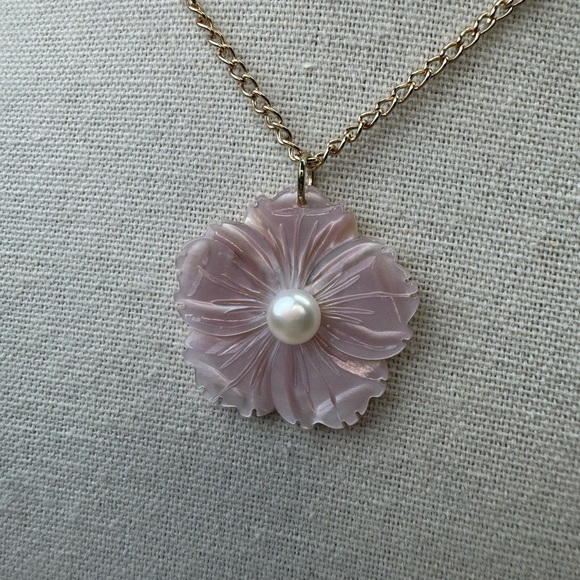 Carved Flower Shell with Freshwater Pearl Center Pendant Necklace - Picture 4 of 4